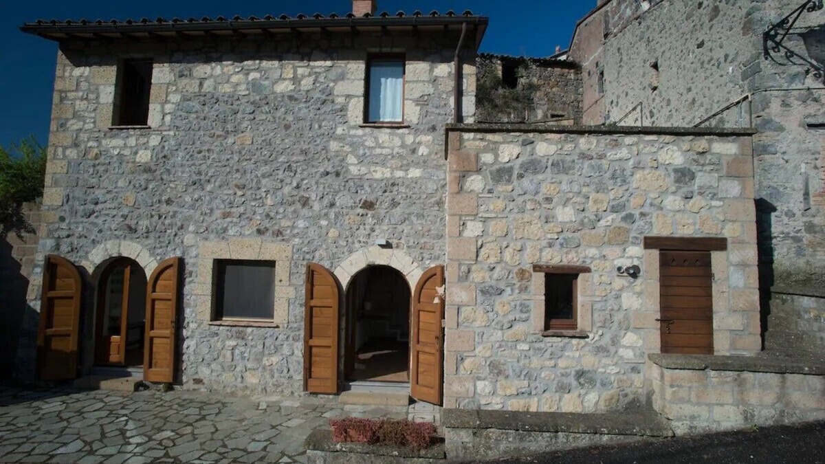 Latera House | Tuff farmhouse, terrace and garden, pets allowed