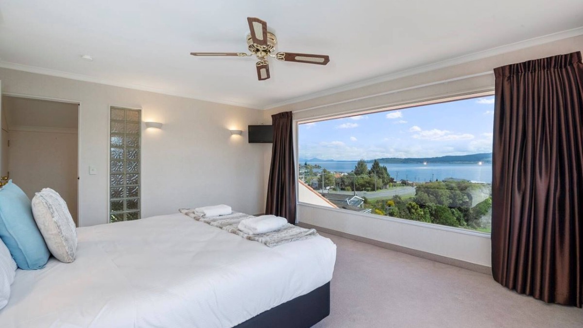 Waipahihi House | Tui Lookout Hot Tub and Views