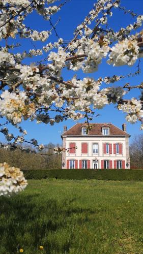 Villeneuve-sur-Yonne House | Tuilerie de Talouan Maison de maître 4 étoiles écologique et tout confort