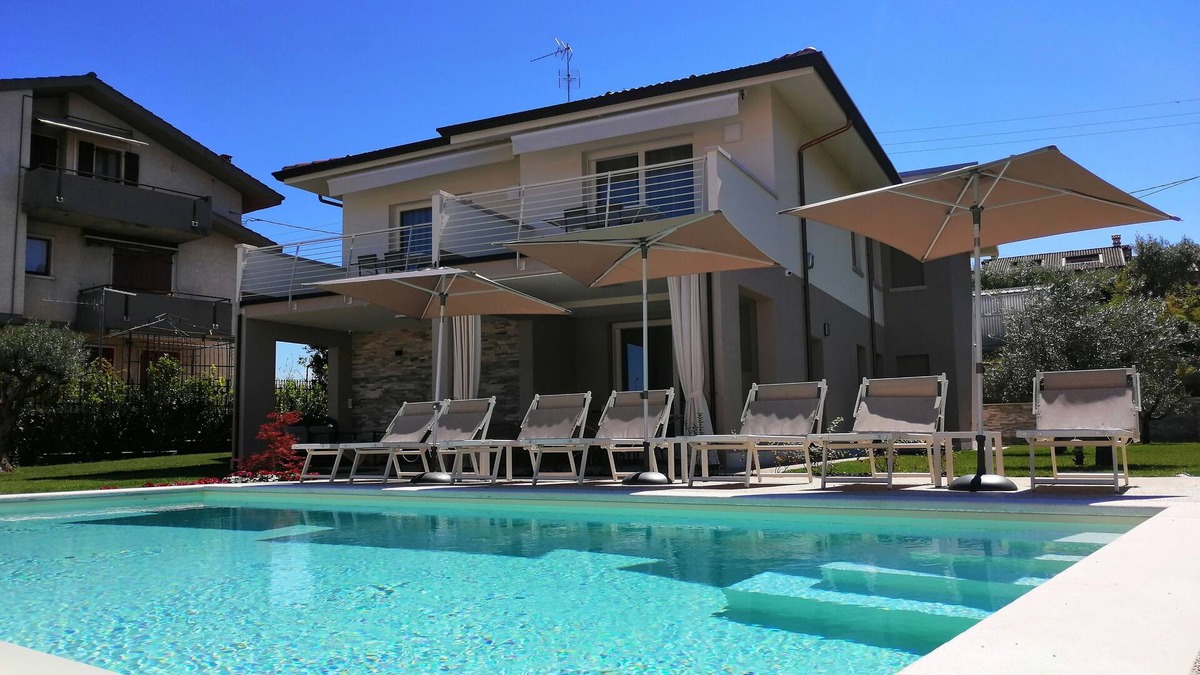 Lazise Apartment | "TULIPANO" Charming Apartment with Pool on Lake Garda