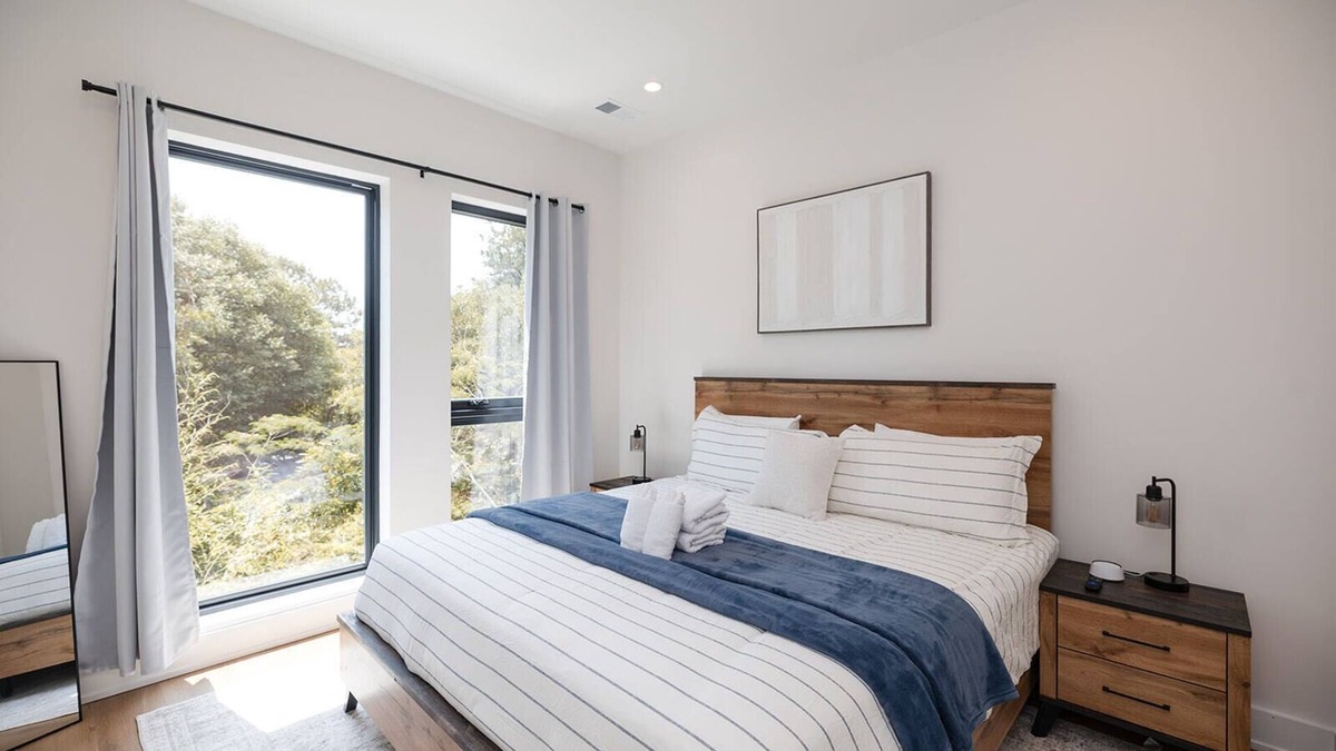 Wilmington House | Turf ROOFTOP + Sleeps Up to 16 If Renting Multiple Units! Unit B