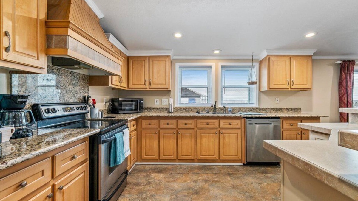 Deatonville House | Turner's Bay Cottage - Amazing Lakefront Sunsets