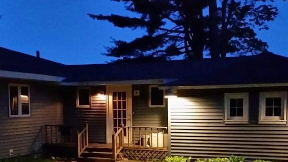 Wetmore Cottage | Turtle Cove on Town Lake: Golden Leaves & Lakeside Views – A Cozy Fall Retreat!