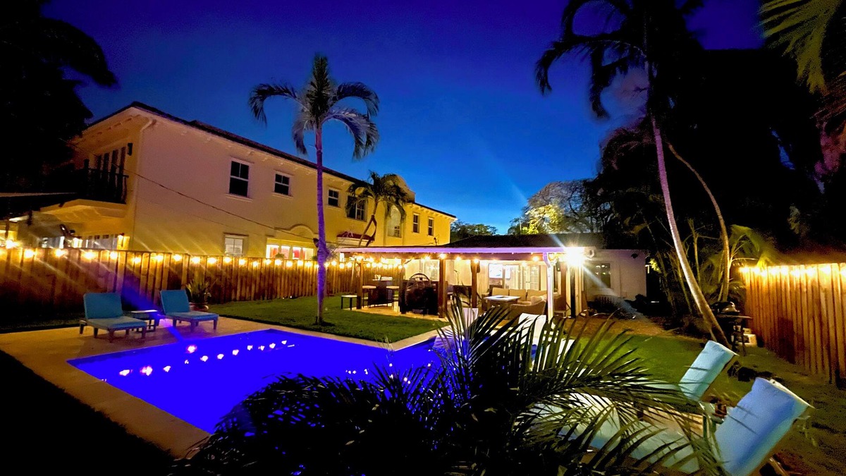 Lake Ridge House | Turtle Nest Bungalow -with Private Backyard Oasis, Fort Lauderdale