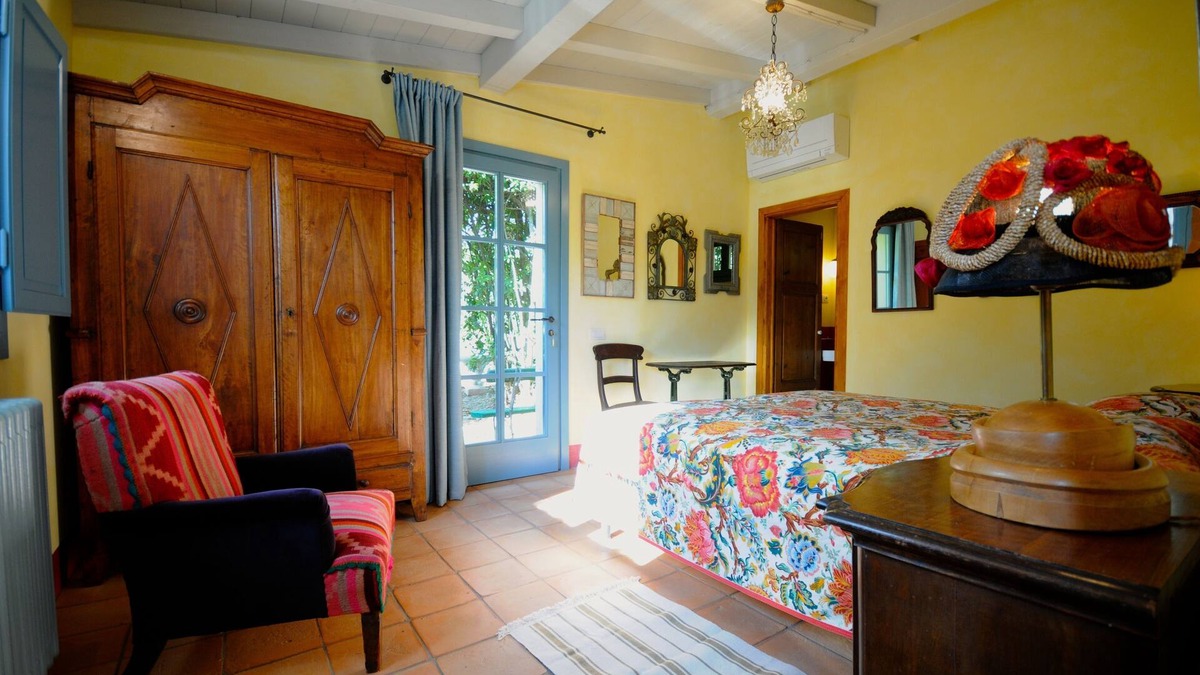 San Casciano in Val di Pesa House | Tuscan house on vineyard hilltop tucked inside lush gardens