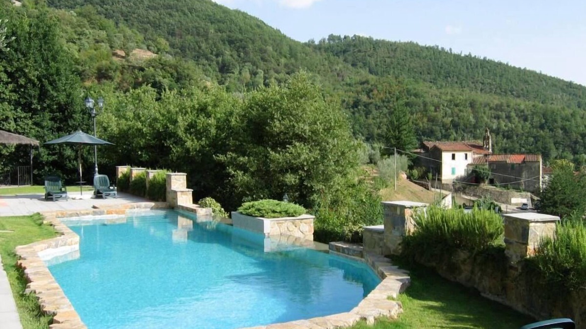 Gello Biscardo House | Tuscany: Apartment with swimming-pool and restaurant in medieval village of Gello Biscardo, between Arezzo and Florence.