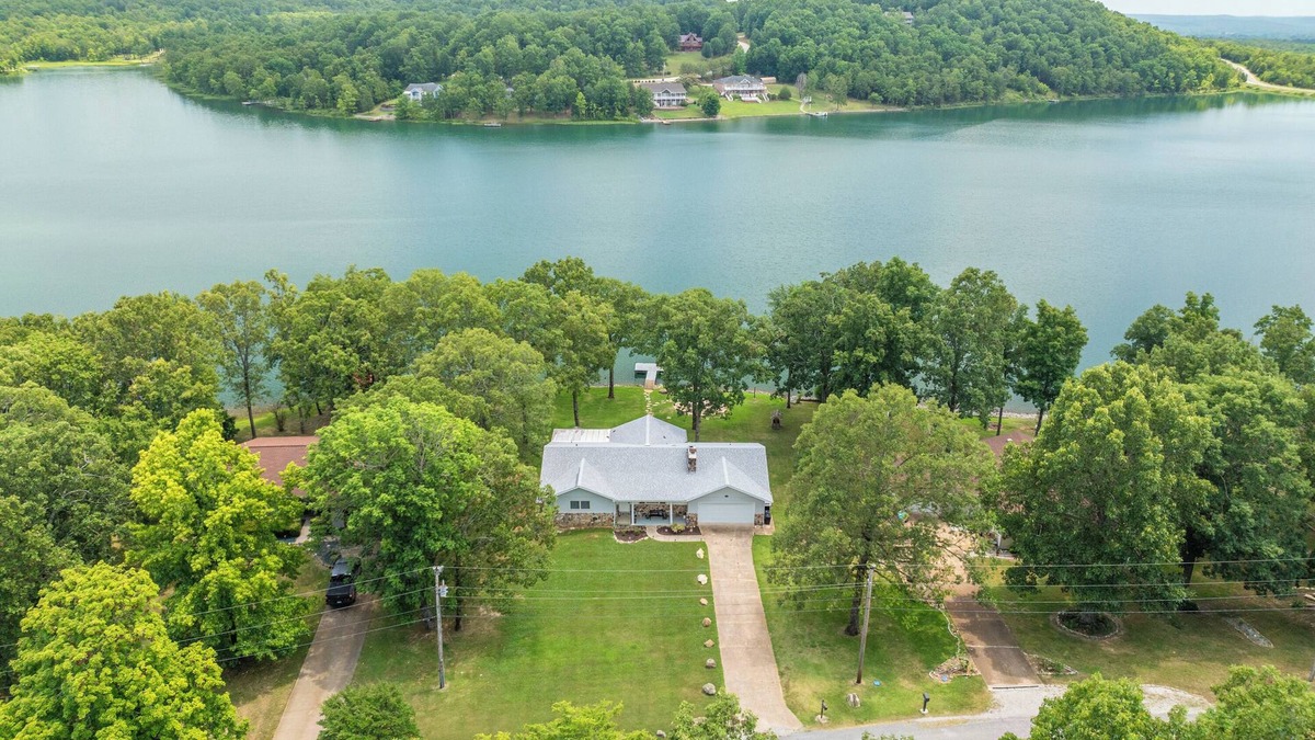 Horseshoe Bend House | Twilight Lodge on Diamond Lake - Waterfront Home