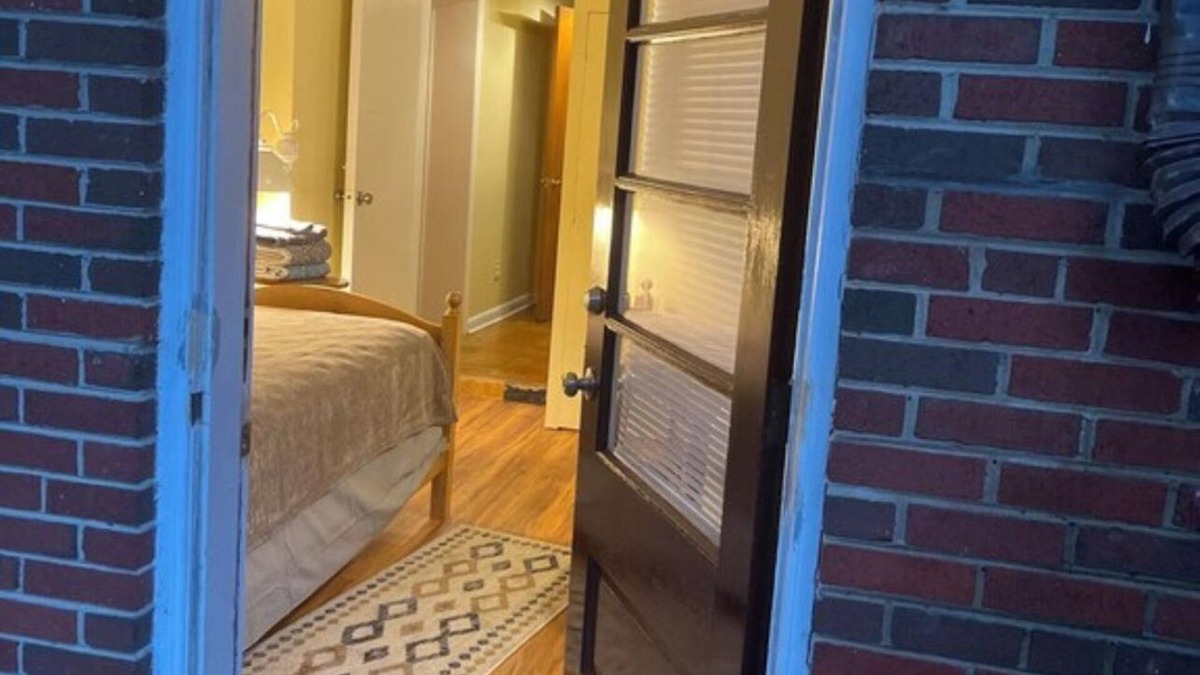 Silver Spring House | TWIN BED - PILLOW - SHOWER - FRIDGE - MW - 62.