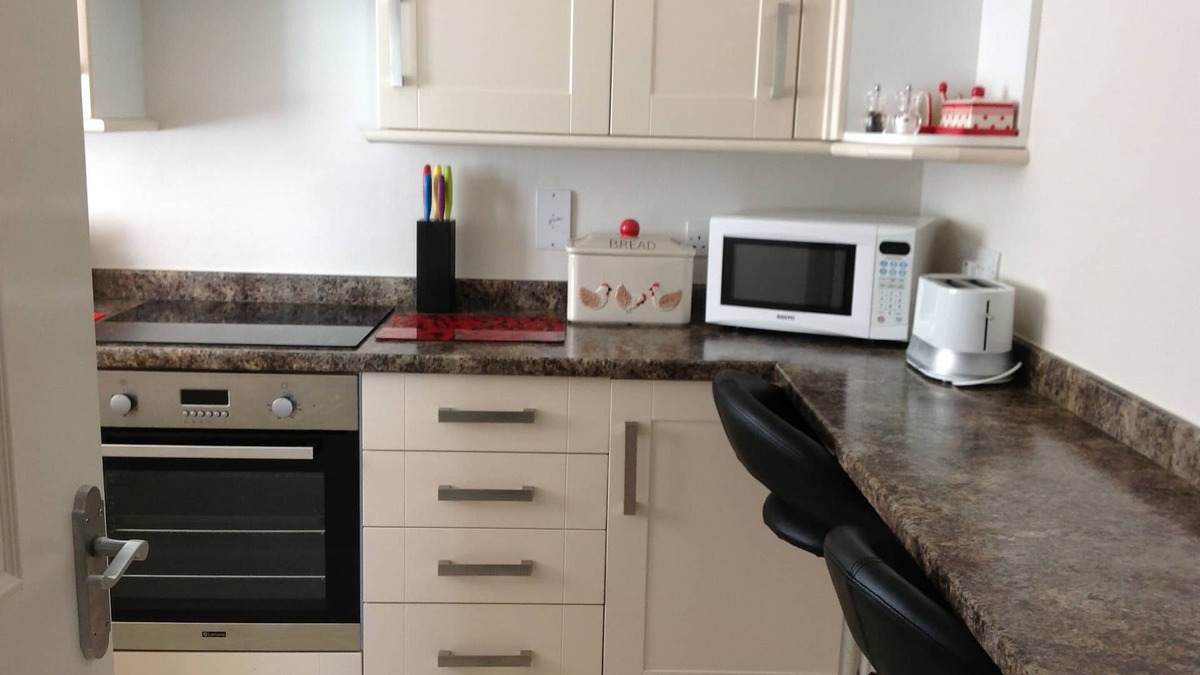 Sidmouth Apartment | Twin-bed Sidmouth apartment with parking, a minute's easy walk to seafront