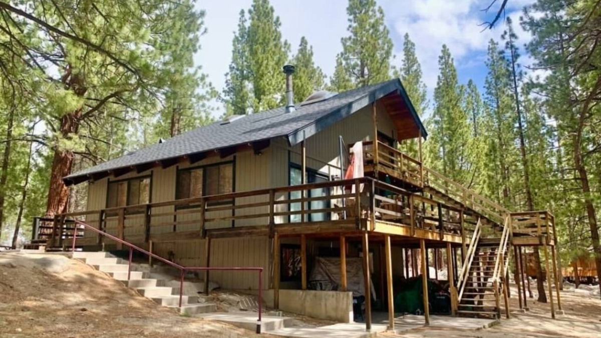 Bridgeport House | Twin Lakes,CA. Views, Beautifully Decorated, Private/Quiet; Fish in the Creek