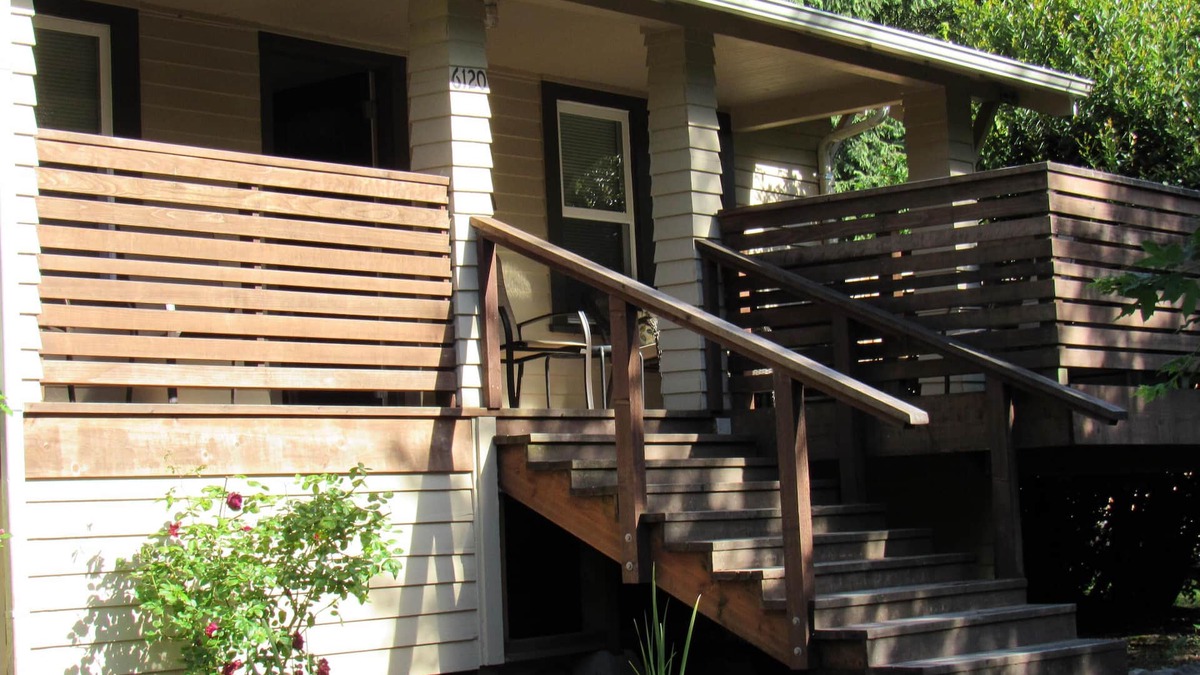 Crescent City House | Twin trees retreat in the redwoods along the river
