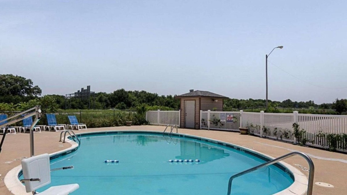 Van Buren Hotel | Two Affordable Rooms with Complimentary Breakfast | Pool Access