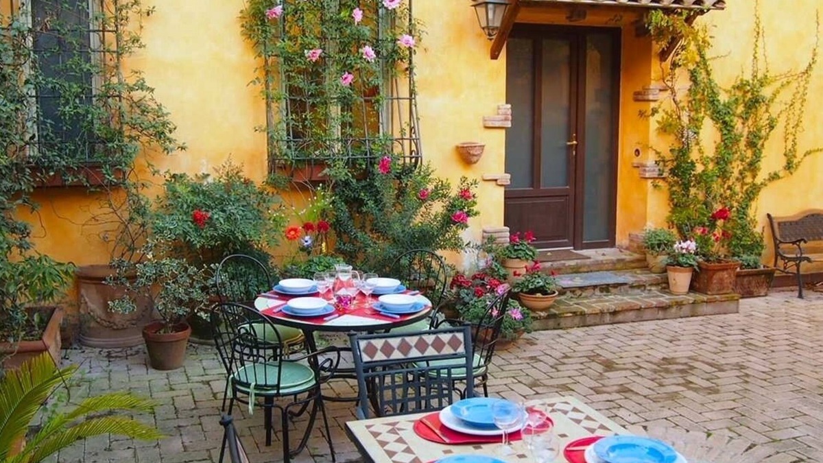 Aurelio Apartment | Two apartments for groups or families up to 9 In St. Peter area, courtyard