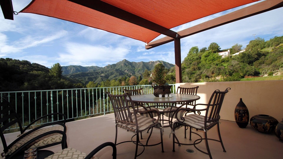 Topanga Bed & Breakfast | Two Beautiful Bedrooms & Private Patio with Morning Coffee & Tea Service