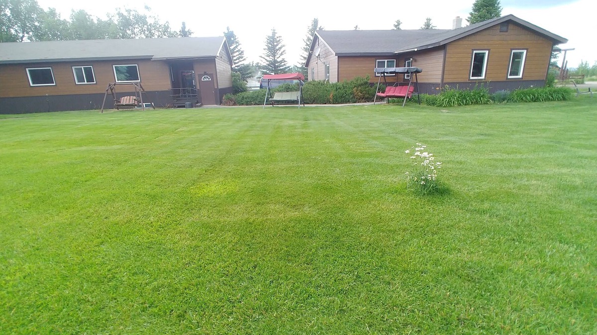 Victor House | Two beautiful homes accommodate 30 sleeping guests with mountain viewsnnnnnnn