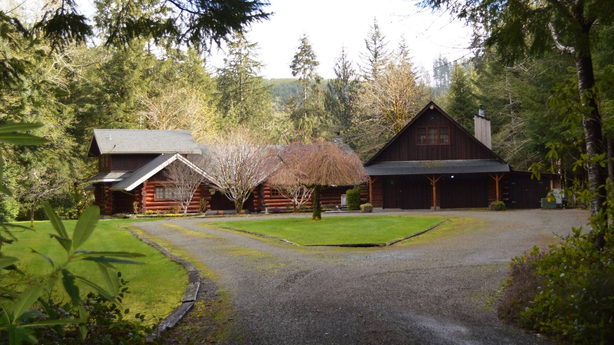 Beaver Cabin | Two Beautiful Log Cabins alongside the Sol Duc River!