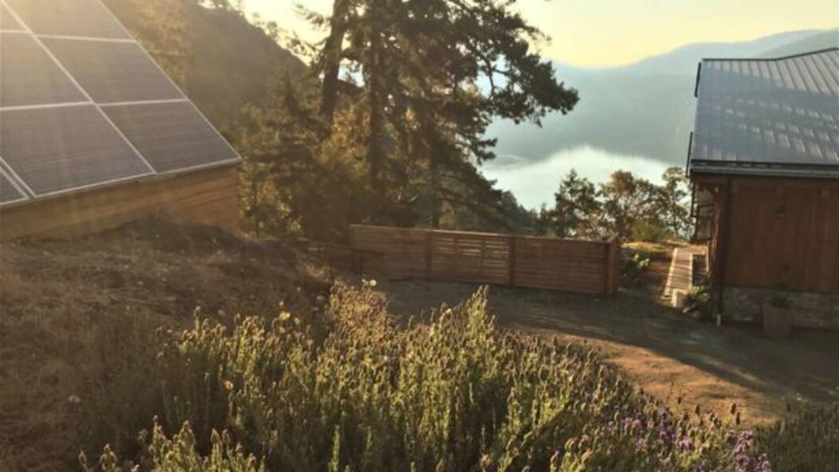 Malahat Cottage | Two-Bed Cabin – Breathtaking Fjord View at the Summit House.