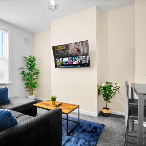 West Bromwich Apartment | Two Bedroom Apartment - West Brom - Fast WiFi - Parking - Sleeps 3 WBB