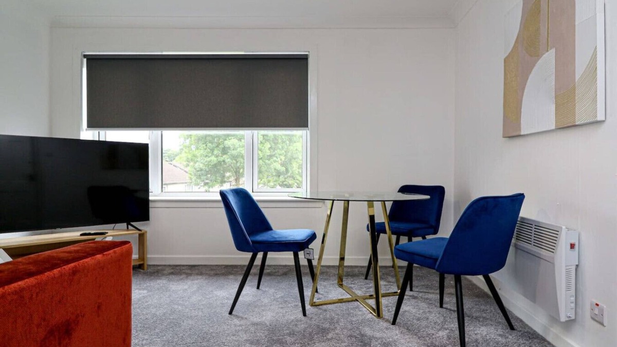 Newton Mearns Apartment | Two Bedroom Apartment in Beautiful Leafy Suburb