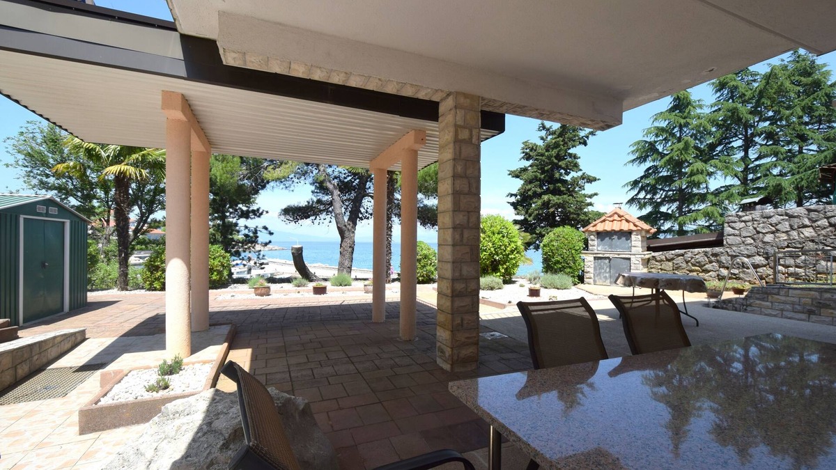 Vantacici Apartment | Two bedroom apartment near beach Vantačići, Krk (A-19406-c)