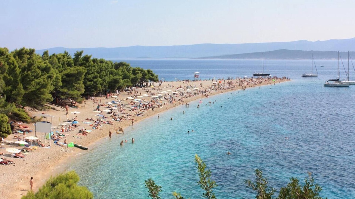 Nerezise Apartment | Two bedroom apartment with terrace and sea view Cove Vela Farska, Brač (A-2897-b)