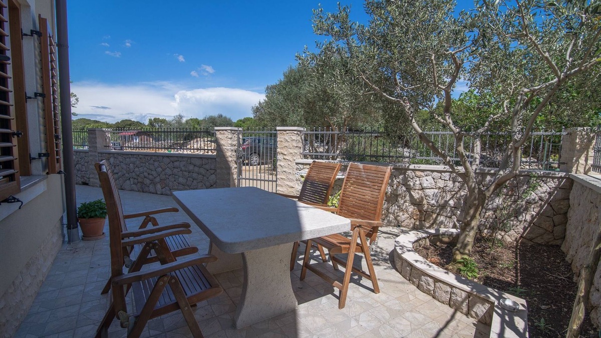 Punta Kriza Apartment | Two bedroom apartment with terrace Punta križa, Cres (A-8082-a)