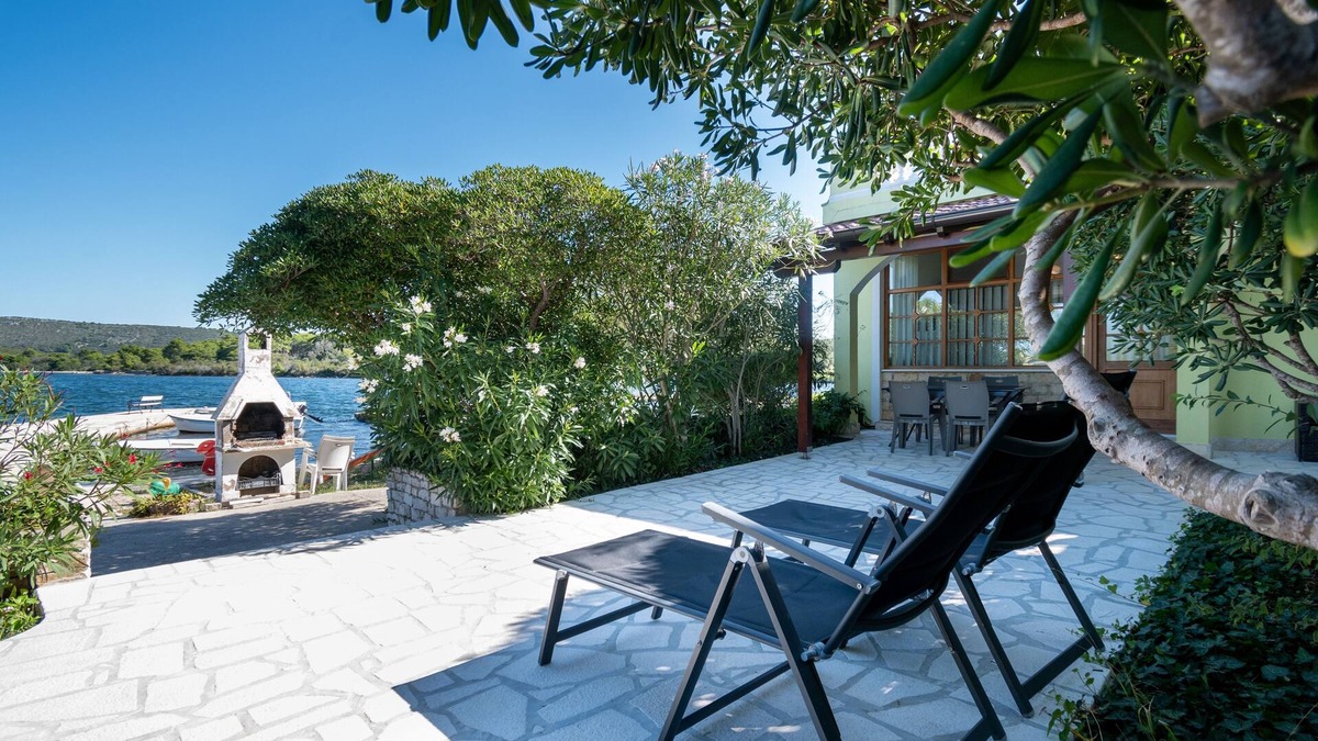 Veli Rat Apartment | Two bedroom apartment near beach Veli Rat, Dugi otok (A-438-a)