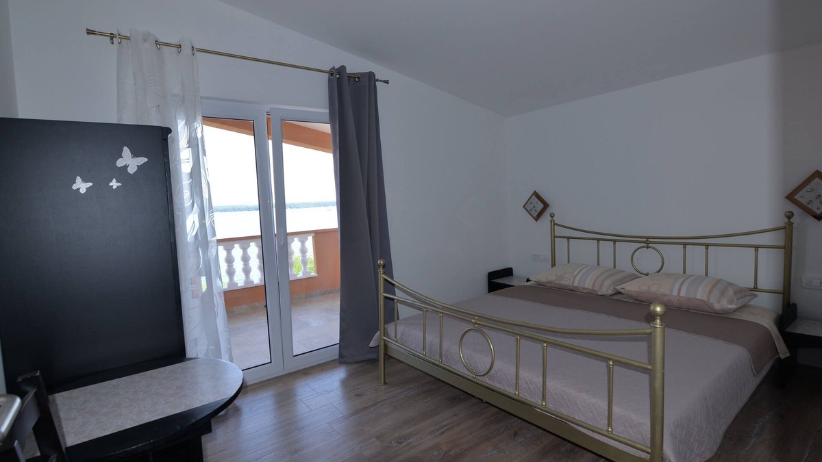 Tkon Apartment | Two bedroom apartment near beach Tkon, Pašman (A-16589-b)