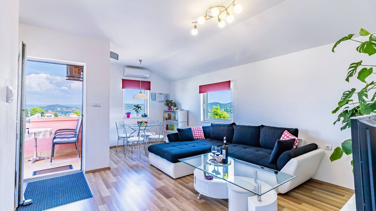 Bilice Apartment | Two bedroom apartment with balcony and sea view Bilice, Krka (A-13545-a)