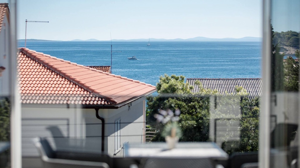 Banjol Apartment | Two bedroom apartment with balcony and sea view Banjol, Rab (A-21635-e)