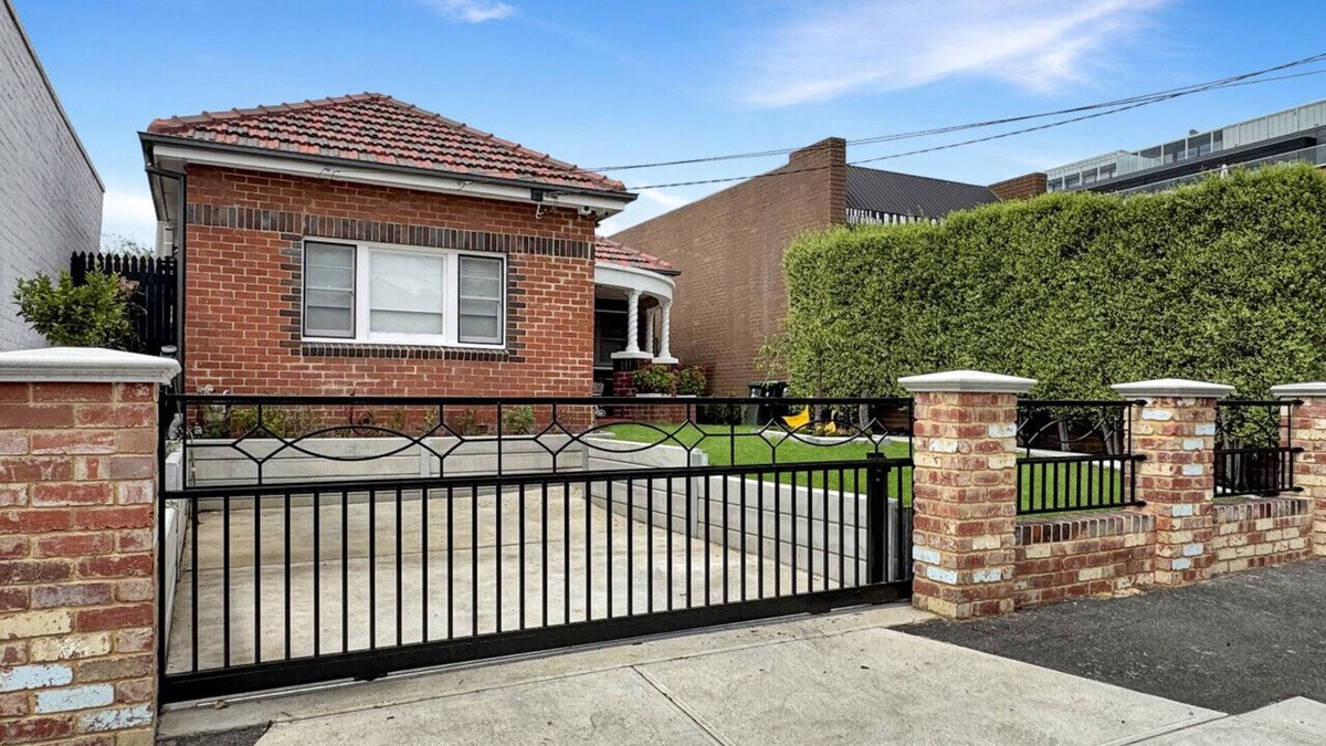 Brunswick East Apartment | Two bedroom home with great outdoor area & parking