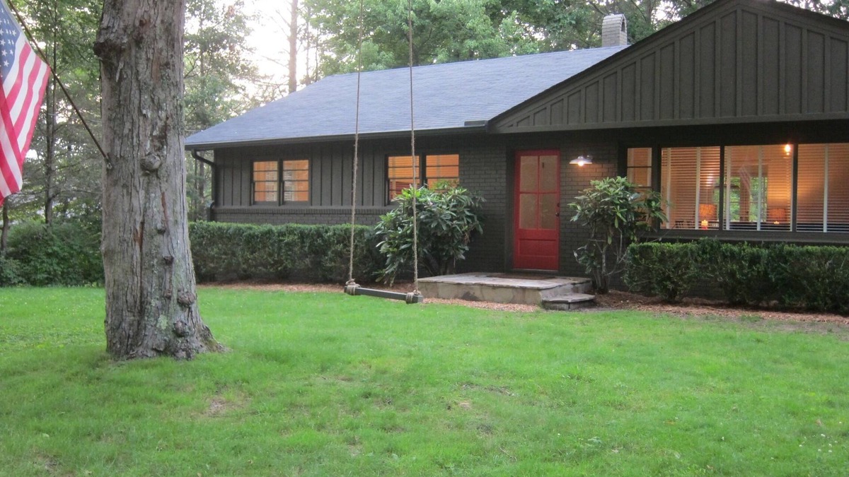 Highlands House | TWO BLOCKS FROM MAIN ST.! 5 BDRM/3 BA, WiFi. HD.