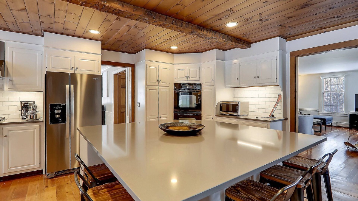 Moscow House | Two Chimneys: 5 br, a/c, fireplace, deck & hot tub, firepit, garage!