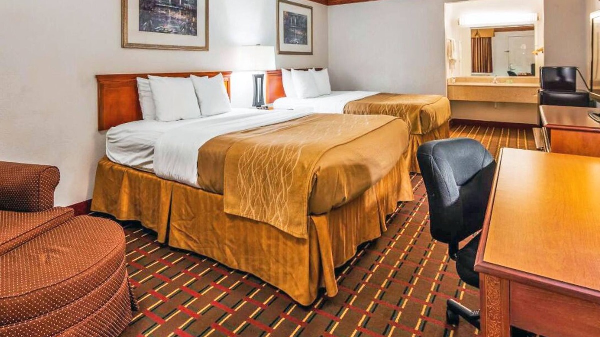 Decatur Hotel | Two Convenient Room Located at I-28 | Outdoor Pool & Free Parking