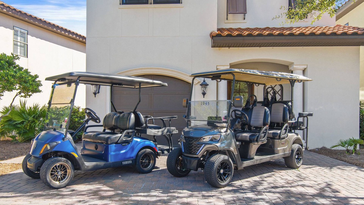 Villa Lago House | Two Golf Carts ~ Pet Friendly ~ Outdoor Patio