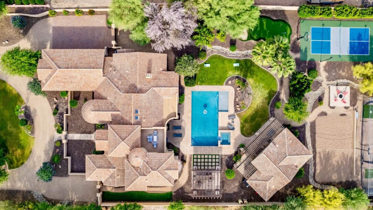 Cactus Acres House | Two Homes-Pickleball-Batting Cage-Sand Volleyball-B-ball-Putt-Putt-Heated Pool