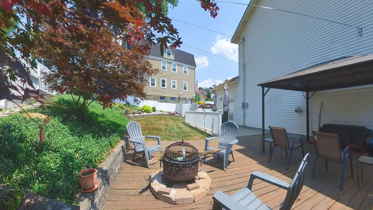 Crafton House | Two KING beds! Lots of off-street parking! Close to downtown! Pet friendly!