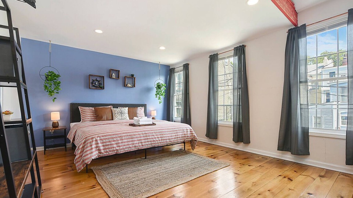 East Allegheny House | Two King Beds ★ Rowing/Crew-Themed ★ Walkable!