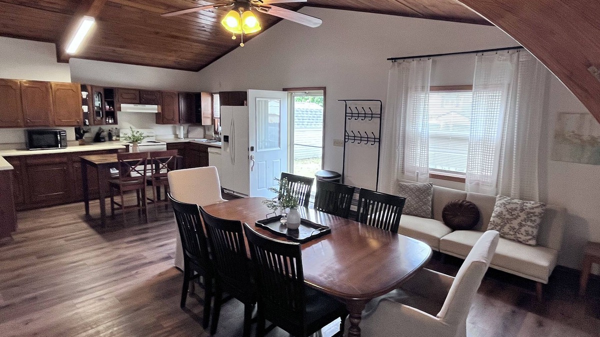 Kirksville House | TWO Kitchens, 13 guests, pets, 2 laundry