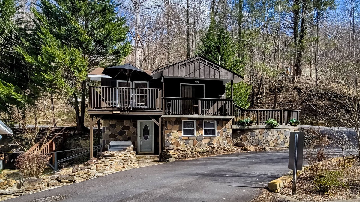 Gatlinburg Cabin | Two-level home close to hiking with river view & free attraction tickets