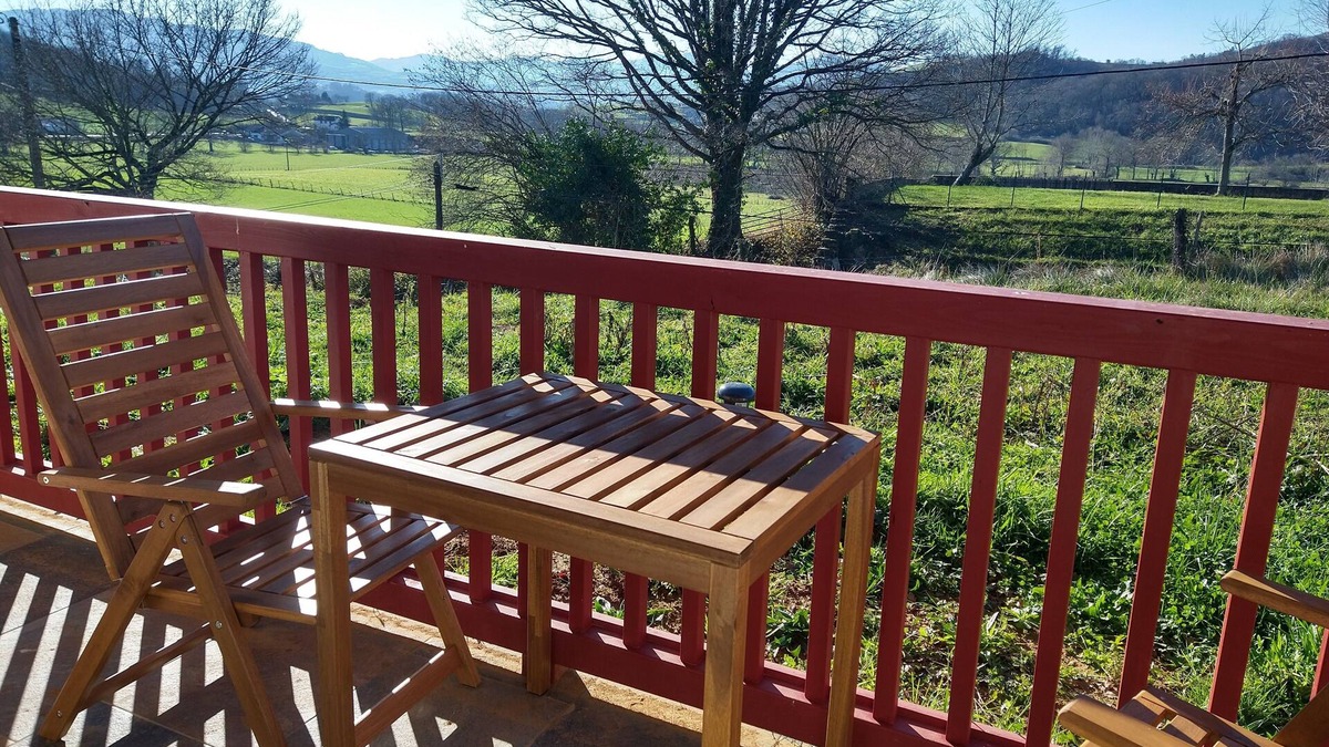 Lacarre Apartment | Two pers Studio Constance view of the Pyrenees, 7km from St-Jean-Pied-de-Port.