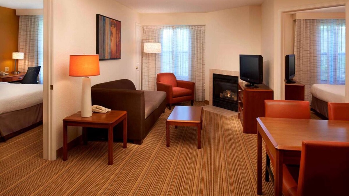 Waukegan Hotel | TWO Pet-friendly 2BR Suite with Full Kitchen! Free Breakfast, Swimming Pool