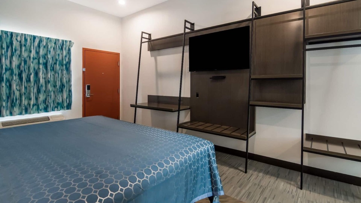 Forest Hill Hotel | Two Queen Room at Scottish Inns-Forest Hill, Convenient Location Near I-20