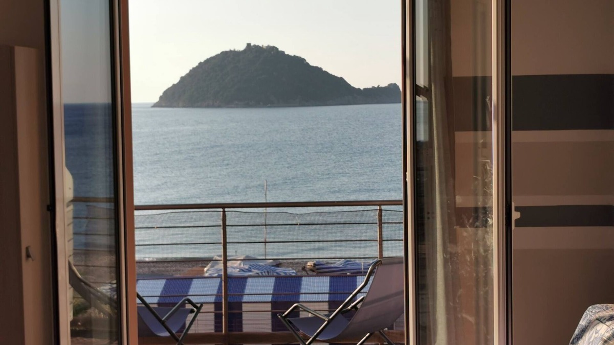 Albenga Apartment | TWO-ROOM APARTMENT NEW SEA VIEW GALLINARA ISLAND DIRECTLY ON THE BEACH