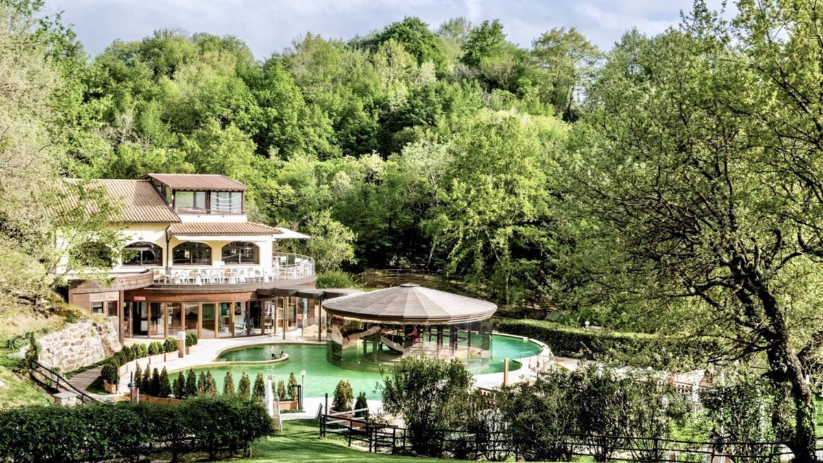Sorano Apartment | Two-room apartment of approximately 60 m2 located on the ground floor or first floor with air conditioning, independent heating and wi fi connection.Composed of a living room with equipped kitchenette, fridge, microwave oven, toaster, sofa and satellite
