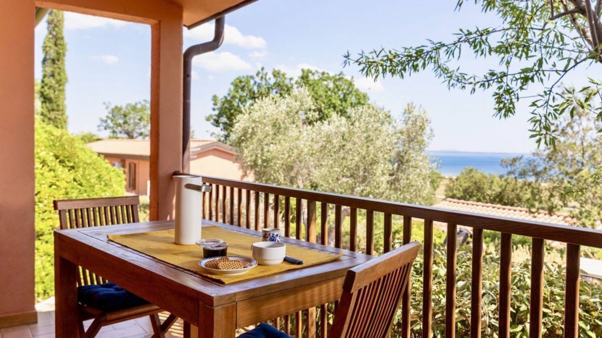Talamone Apartment | Two-room brick apartment of approximately 35 m2 on the ground floor or first floor with air conditioning surrounded by vegetation, composed of a living room with flat-screen television, two single beds and a kitchenette equipped with stove, fridge with f