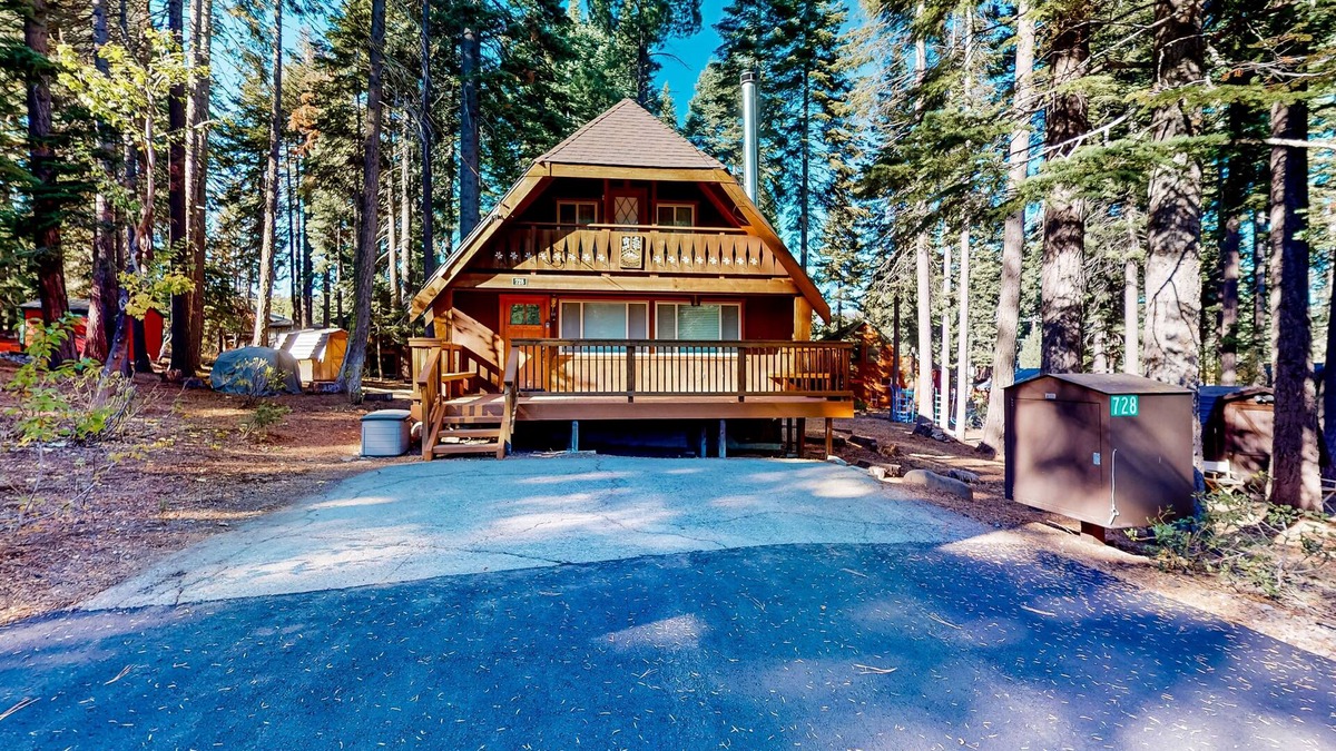 Comstock Acres Cabin | Two-story cabin with a wood fireplace, washer/dryer, & decks