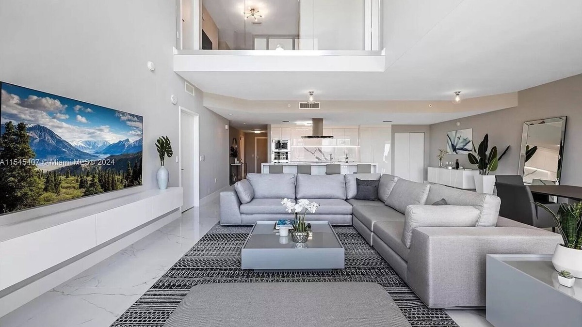 Sunny Isles Beach Condo | Two-story condo with water views in 5* Condo complex