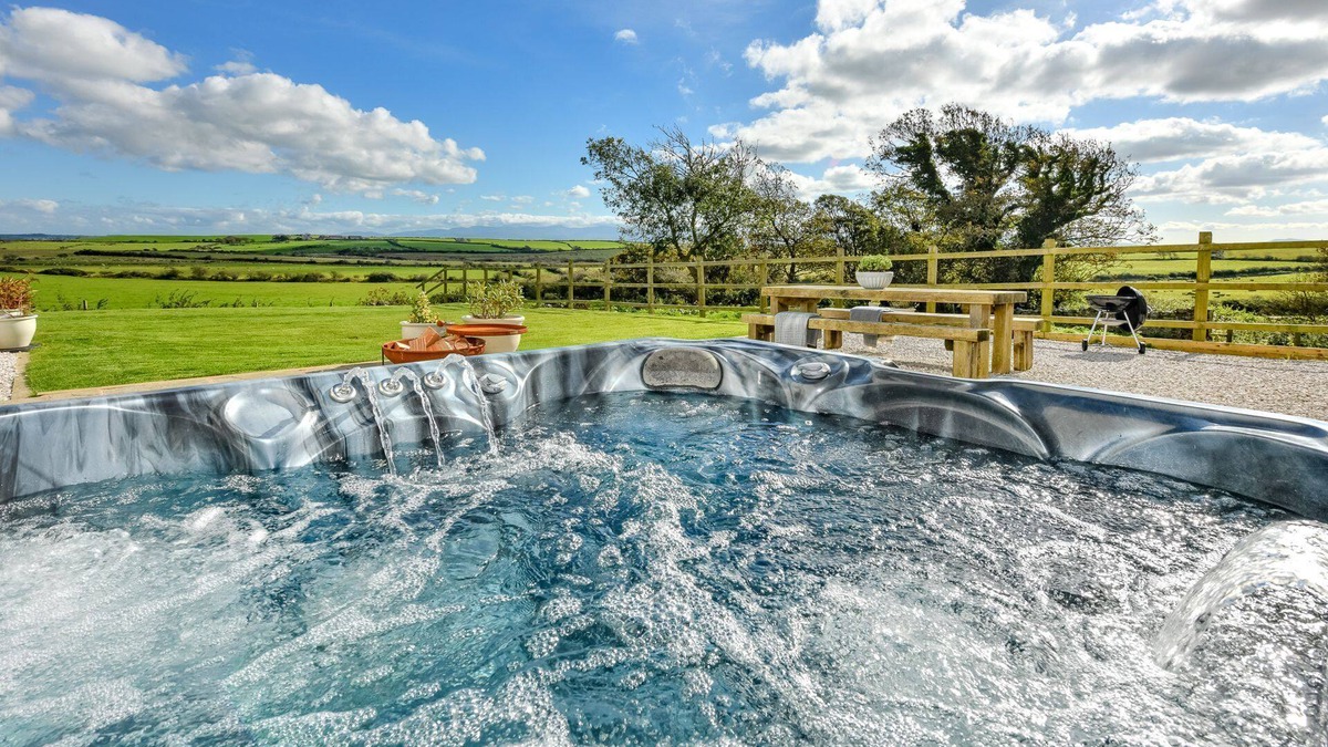 Llanerchymedd Other | Tŷ Carmel - Carmel House has breathtaking mountain views, hot tub & wood burner!