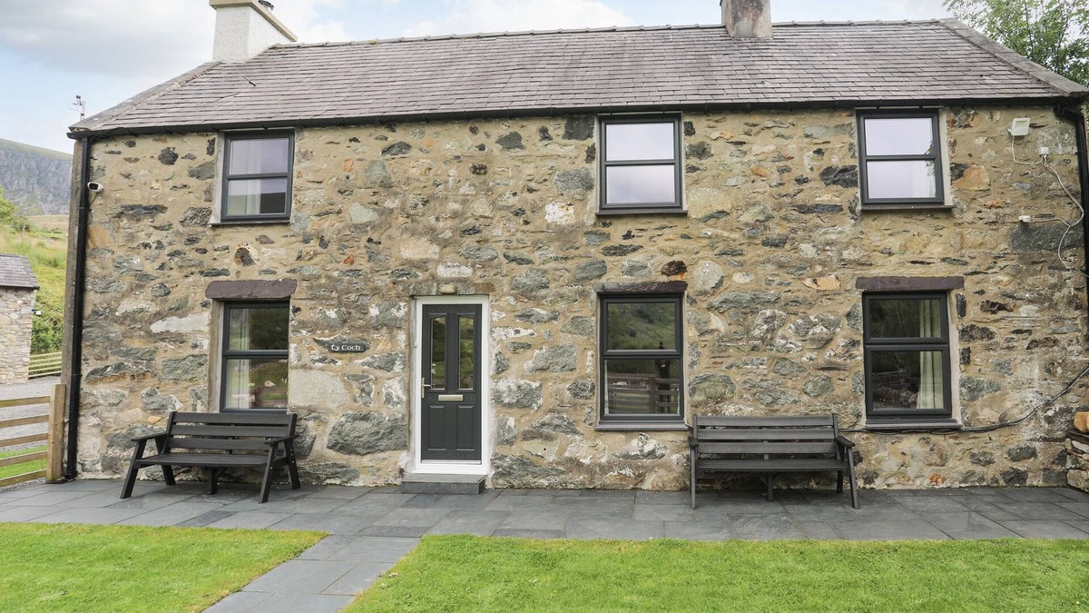 Caernarfon House | TY COCH, family friendly, character holiday cottage in Caernarfon